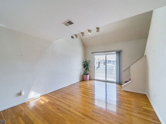 3rd image of 272-276 Walnut St #11A