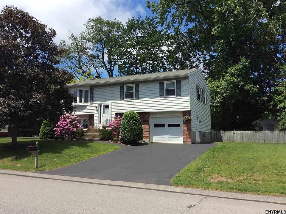1st image of 17 Lois Ct
