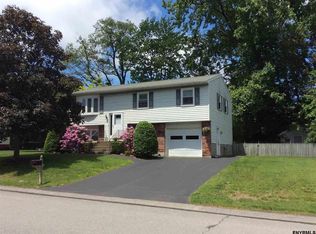 17 Lois Ct, Albany, NY 12205