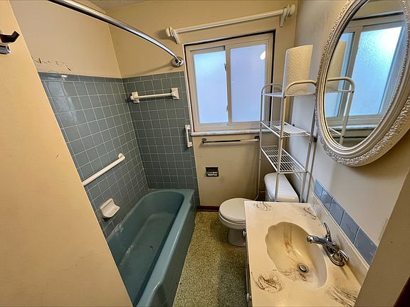 4th image of 2515 Oakwood Dr