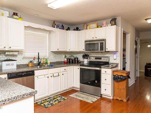 3rd image of 3108 Blueberry Dr