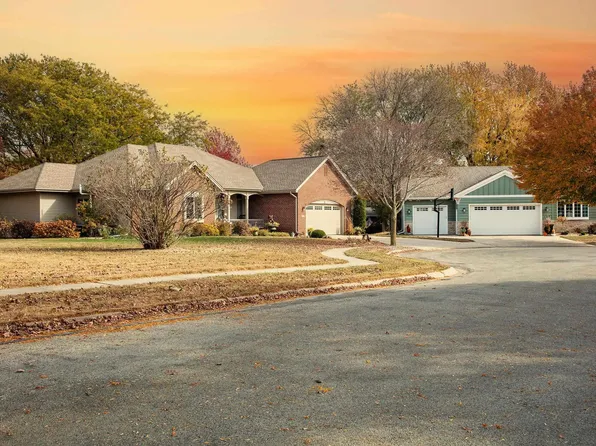 110 Willow Cir, Waverly, IA 50677