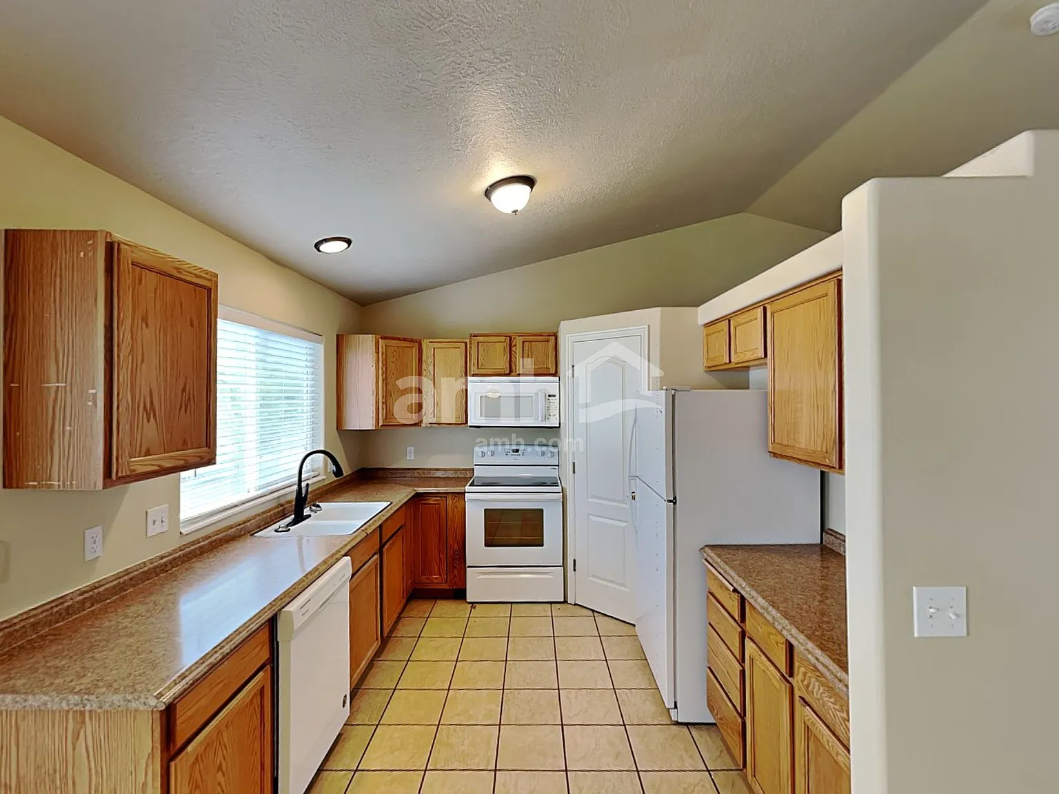 4 bed, 2.0 bath, 2420 sqft, $2,495 — Photo 3