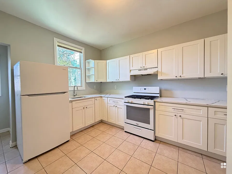 109 Claremont Ave #2