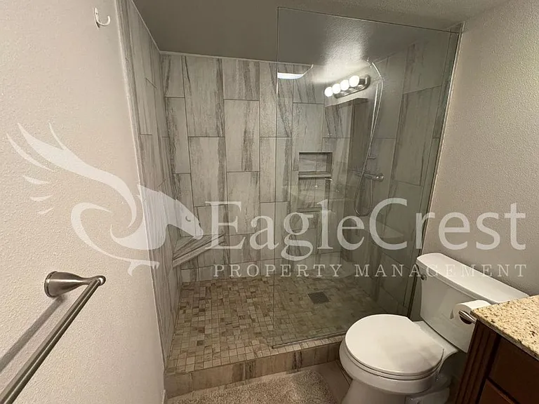 1031 N Clinton St — Photo 28