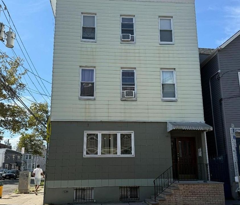 1st image of 382 Walnut St #3