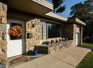 705 Hedgerow Dr, Broomall, PA 19008