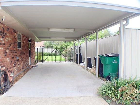3rd image of 3828 Hillcrest Dr