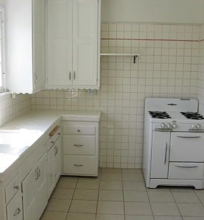 2nd image of 187 N Sycamore Ave #187