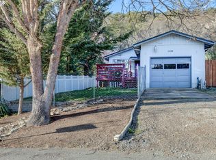 1425 N 5th Ave, Gold Hill, OR 97525