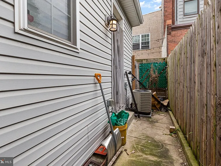 724 E Thompson St — Photo 12