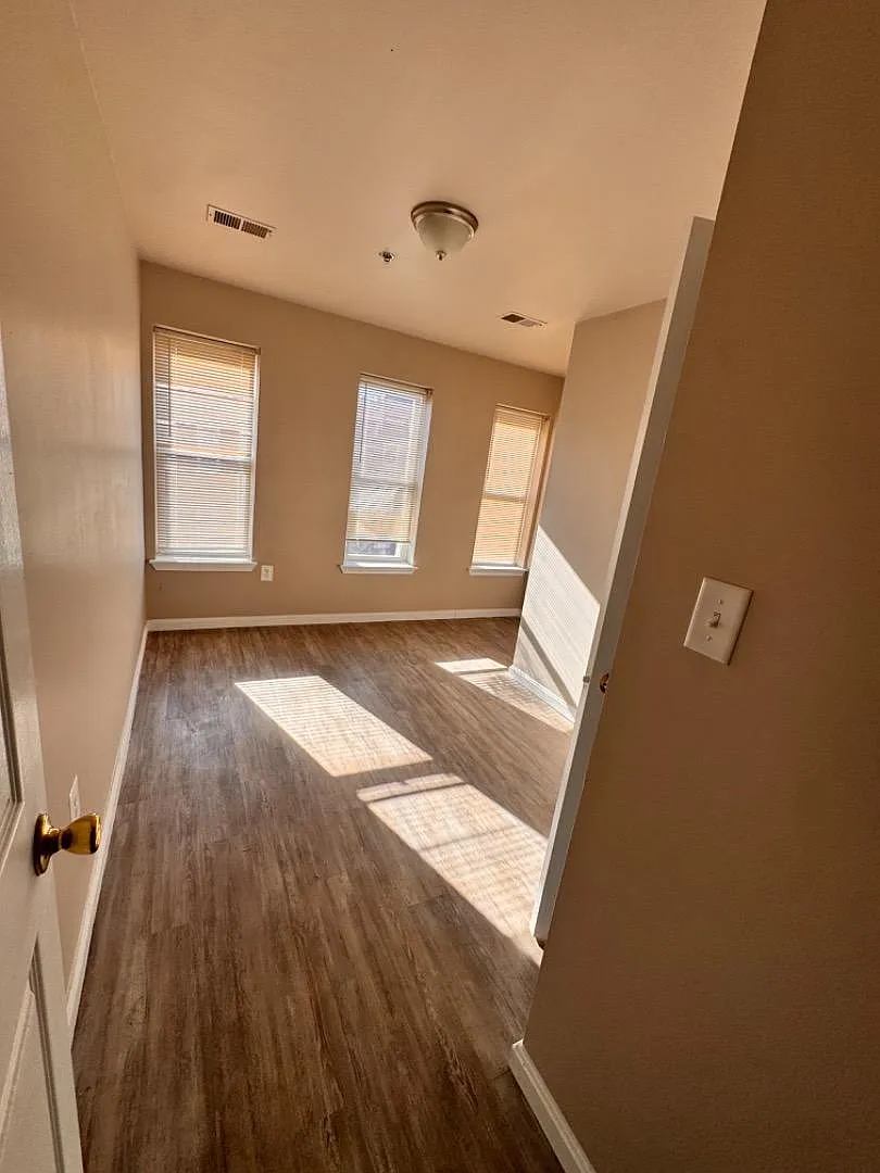 1020 Bennett Pl — Photo 2