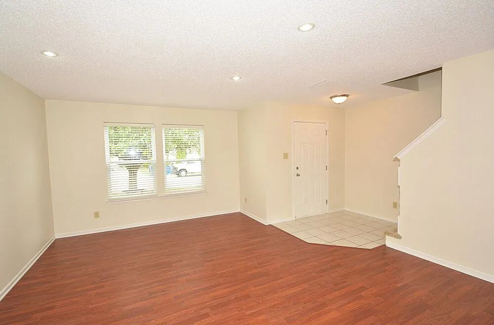 4 bed, 2.5 bath, 2444 sqft, $3,100 — Photo 4