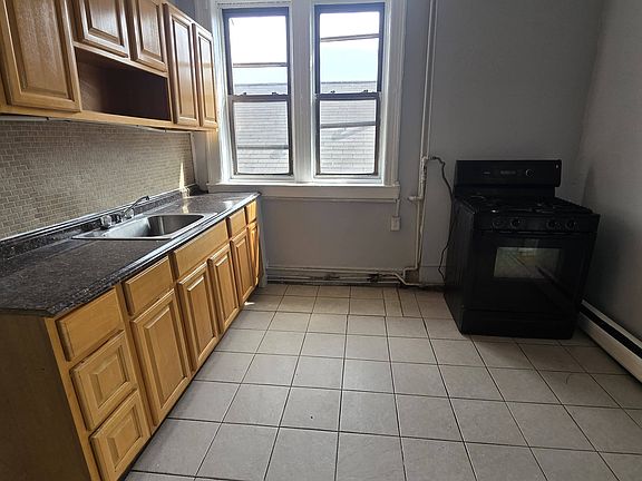 4th image of 9 Grant Ave #3L
