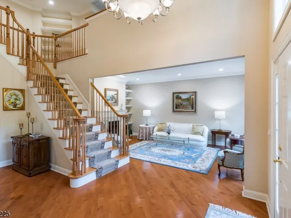 39 Pacio Ct, Roseland Boro, NJ 07068