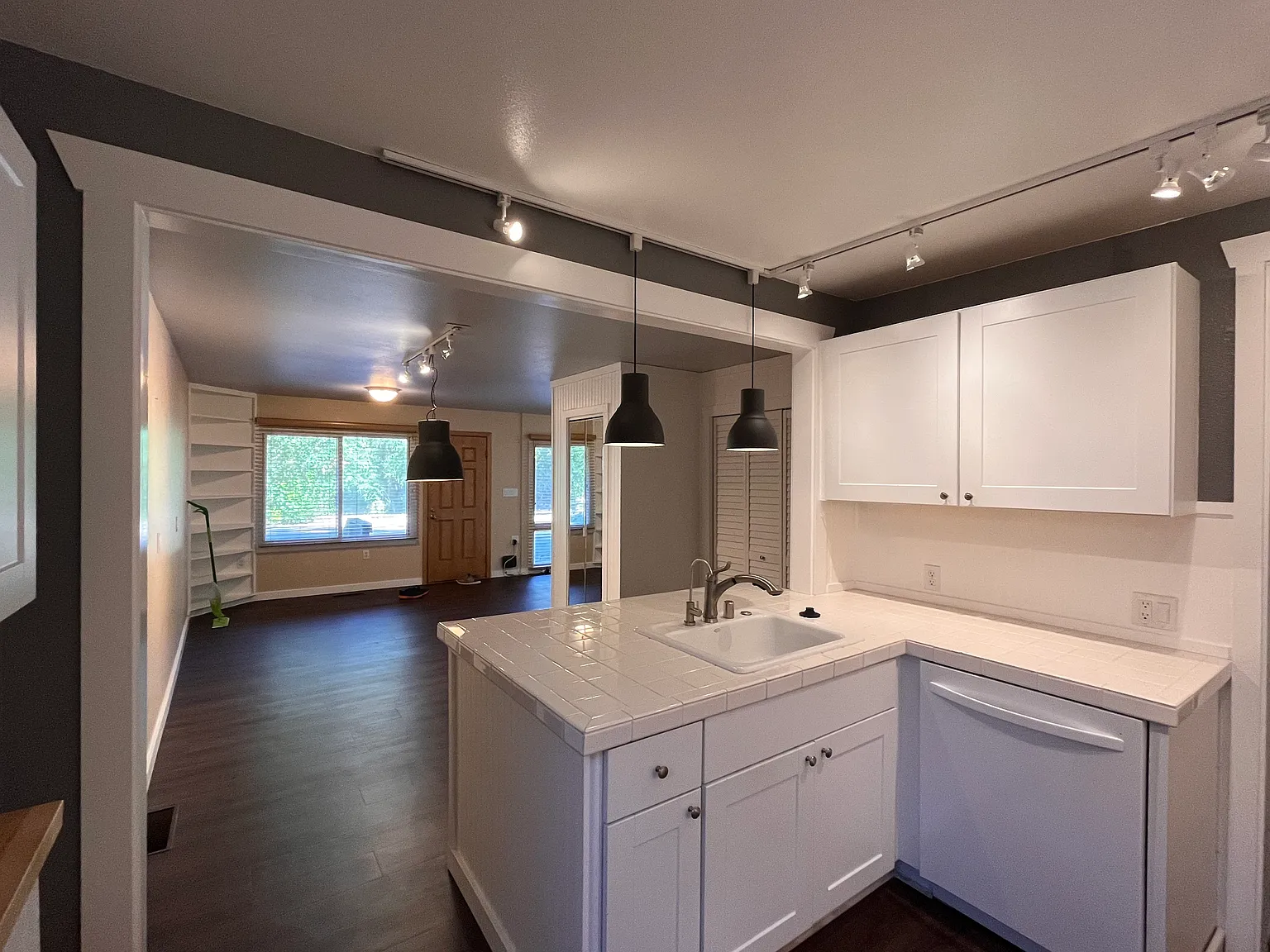 3 bed, 1400 sqft, $3,295 — Photo 2
