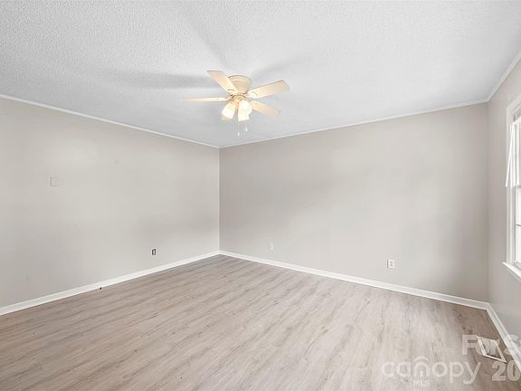4th image of 871 Rolling Green Rd
