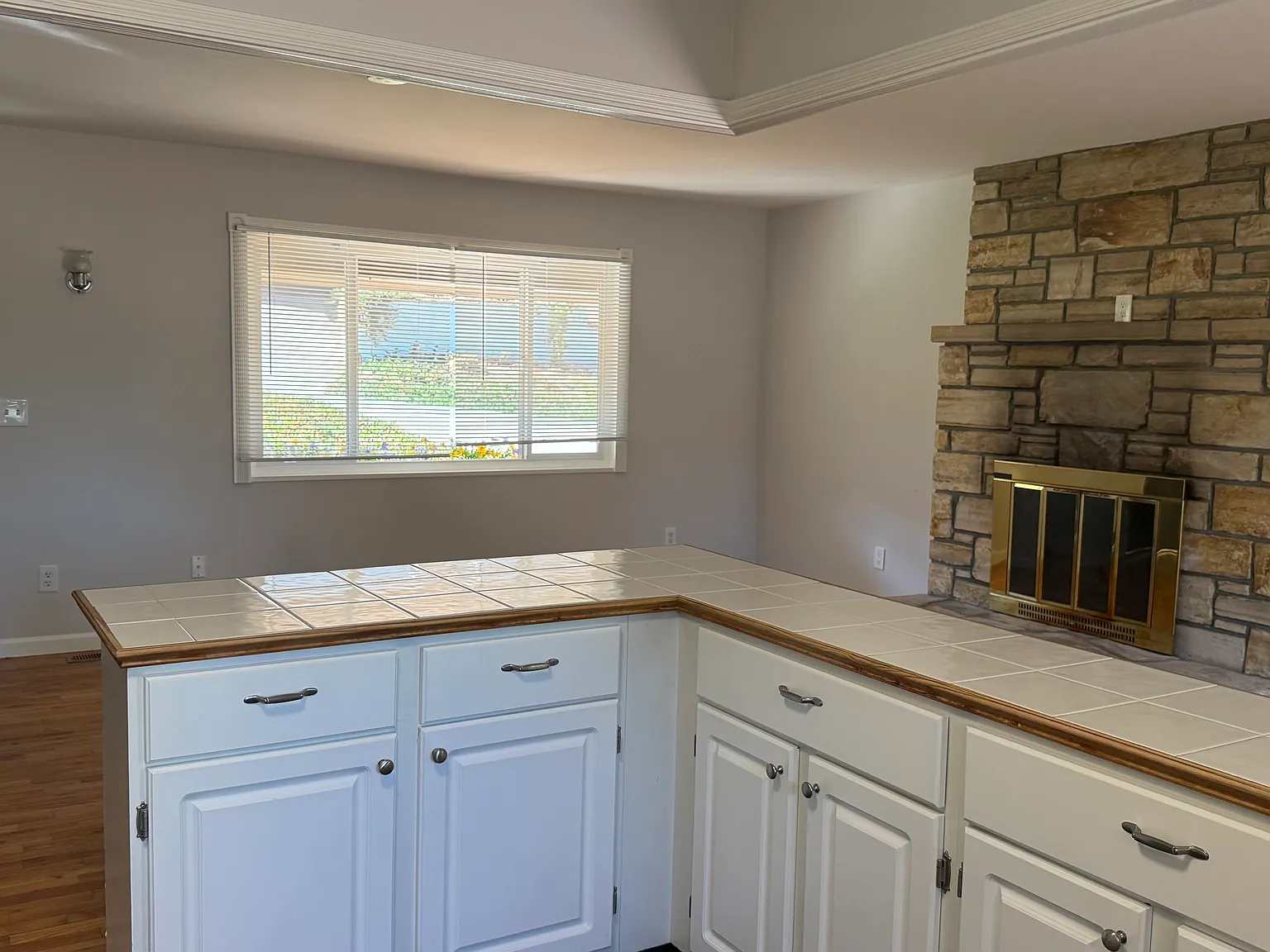 3 bed, 2.5 bath, 1688 sqft, $4,900 — Photo 3