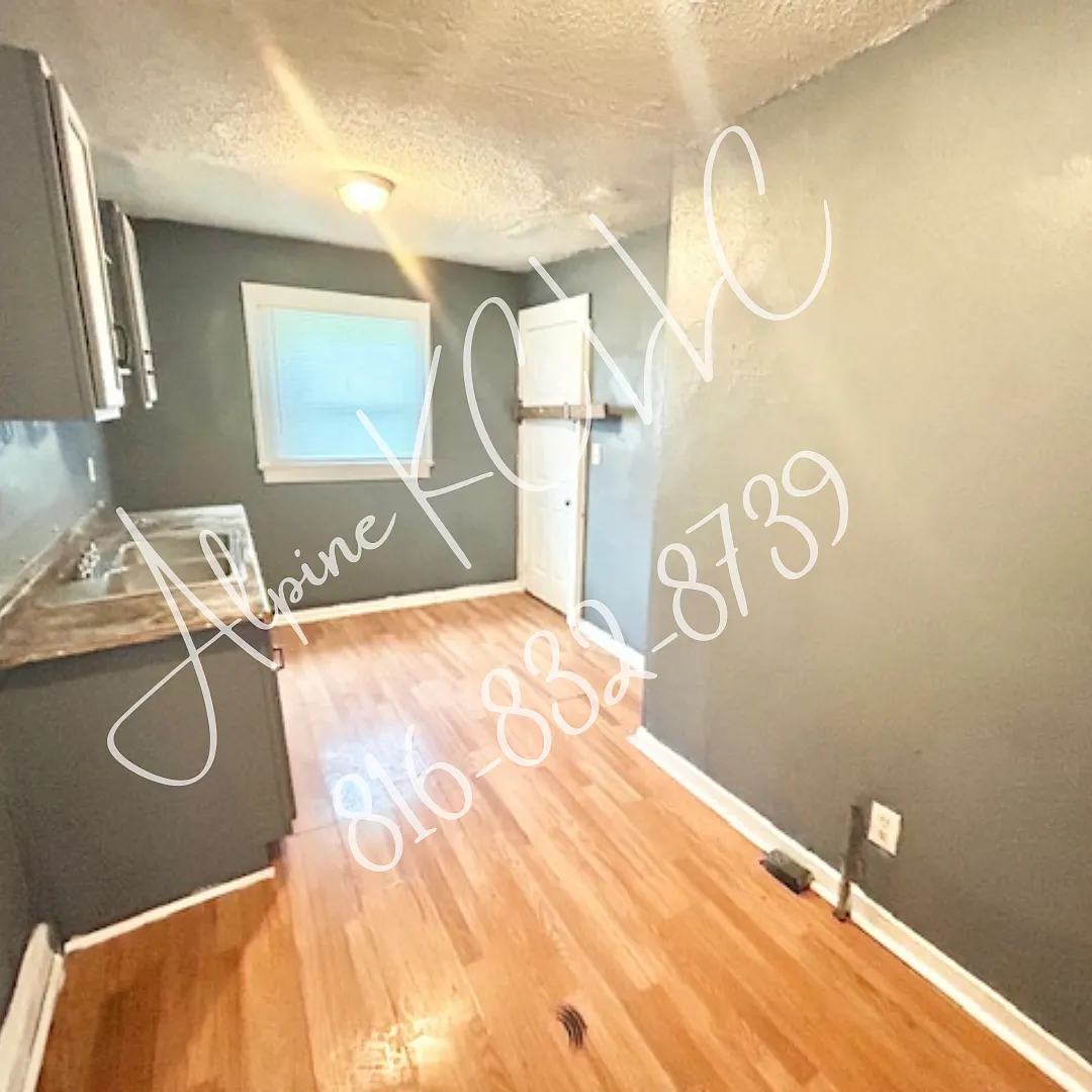 3 bed, 900 sqft, $1,095 — Photo 2