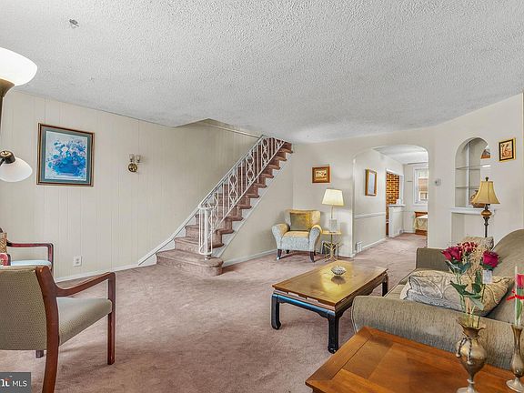 3rd image of 1119 E Dorset St