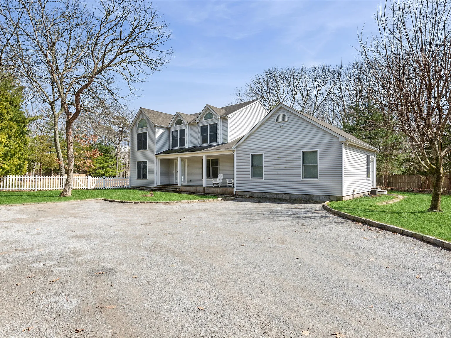 East Hampton Retreat Minutes to Village & Beaches — Photo 3