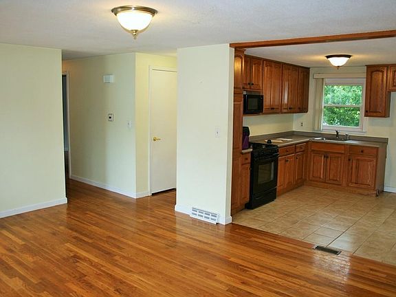 4th image of 10 Wildwood Dr