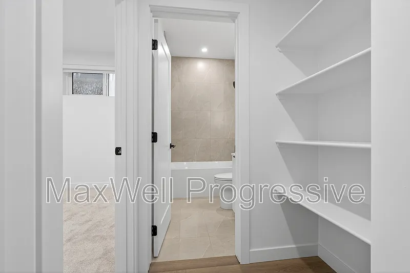 Building Photo - 10425 70th Ave NW #2