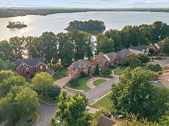 3rd image of 100 Lakecrest Cir