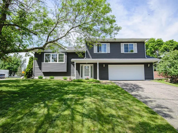 7697 Upper 24th St N, Oakdale, MN 55128