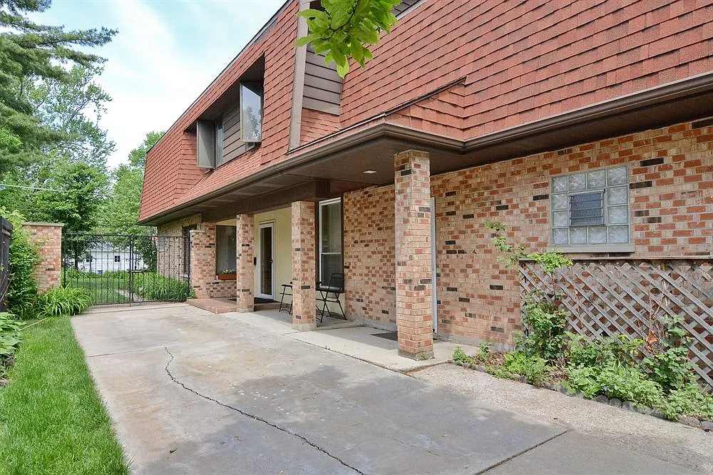 18432 Western Ave photo 1