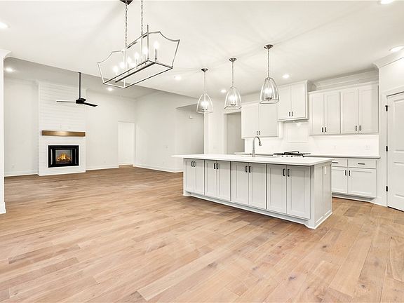 5th image of 13 Burnham Dr