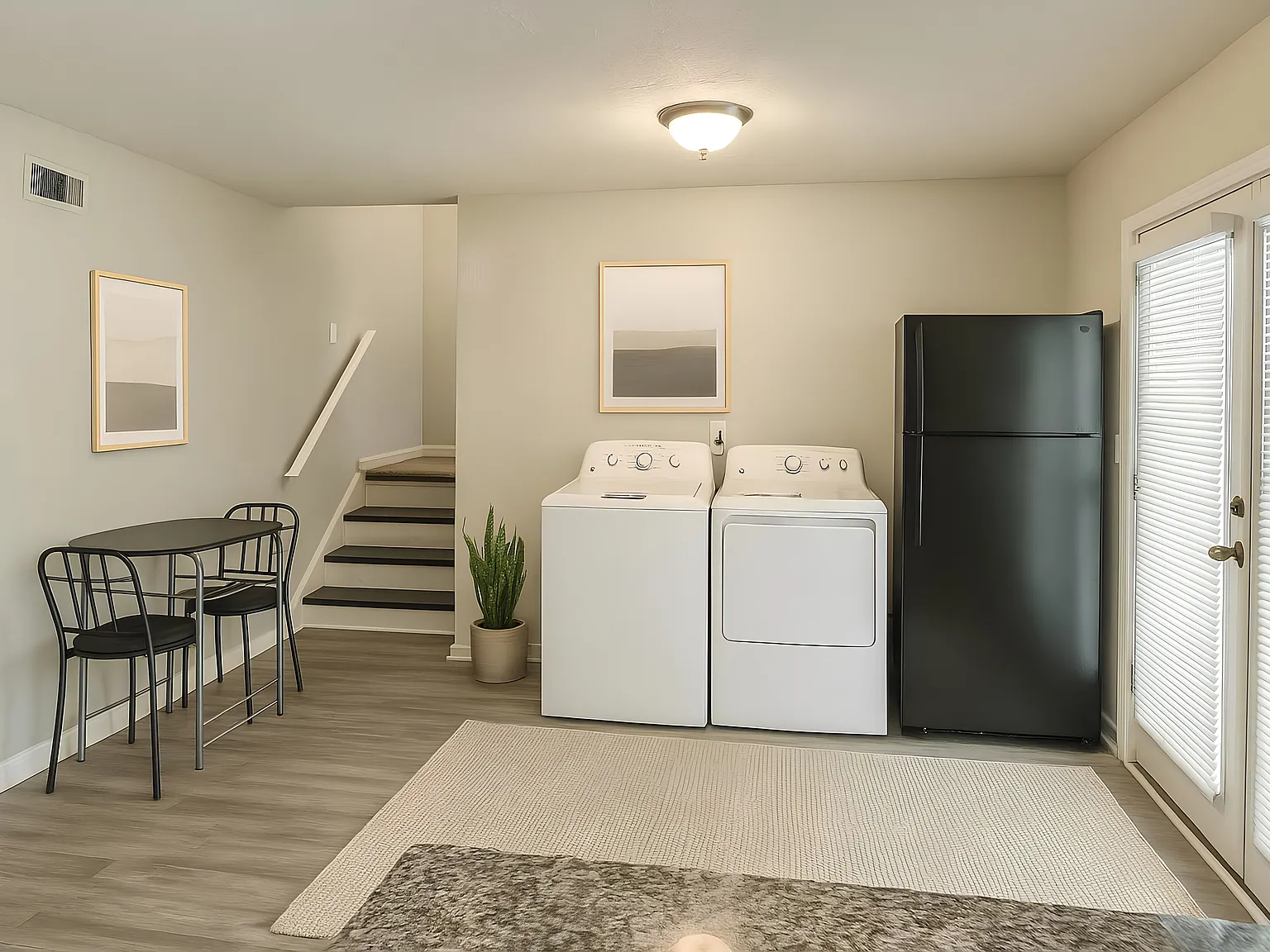 4 bed, 3.0 bath, 2100 sqft, $685 — Photo 3