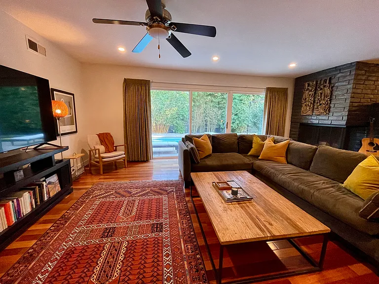Living room - pool view