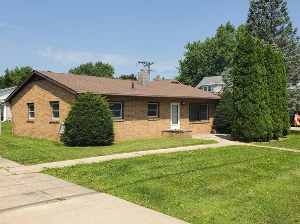 339 E Pershing St, Freeport, IL 61032