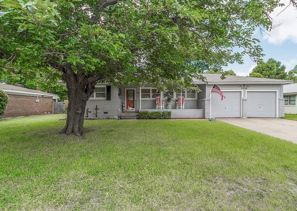 1st image of 2200 Ivanhoe Ln