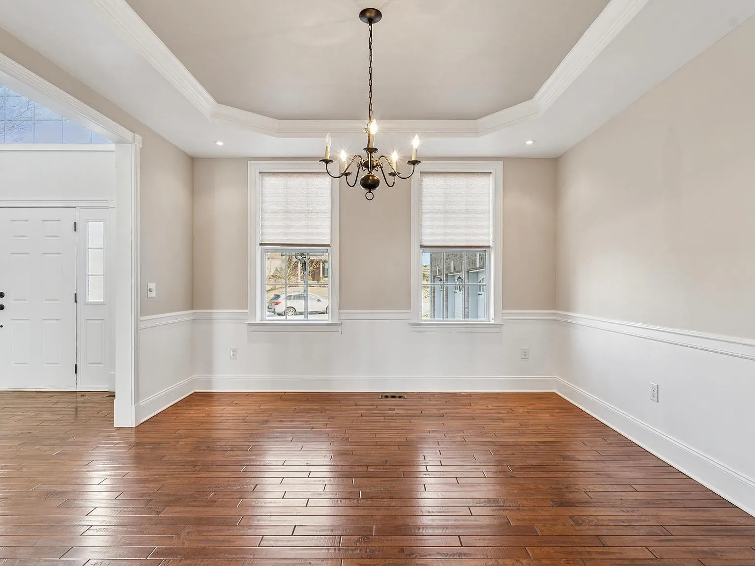 4 bed, 3.5 bath, 4732 sqft, $5,300 — Photo 4