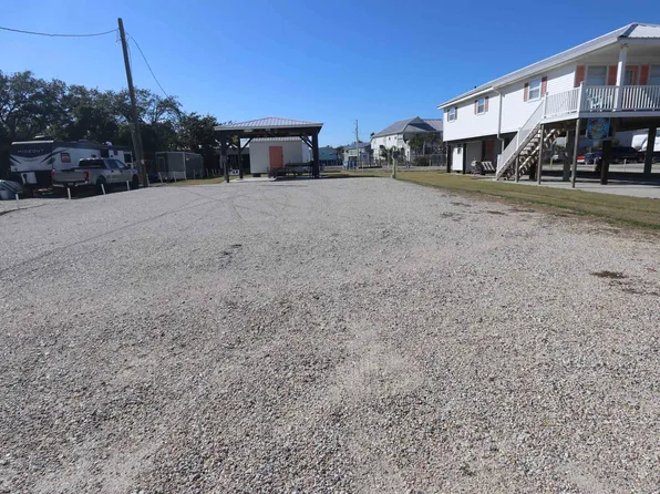185 Oak St, Grand Isle, LA 70358