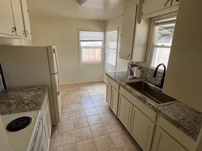 2022 Glendale Ave — Photo 4