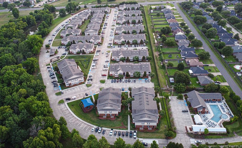 1st image of 2940 Le Oaks Dr #208