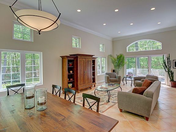 3rd image of 8 Cordwainer Ln