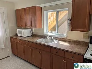 3 bed, 1.0 bath, $1,700 — Photo 3