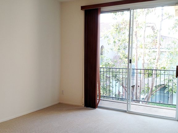 Master w/ balcony