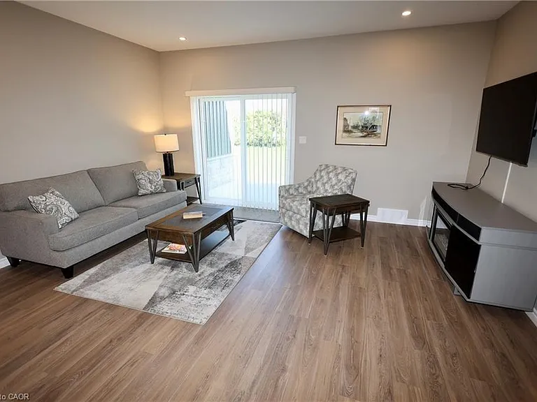 9 Silver Creek Cres — Photo 6
