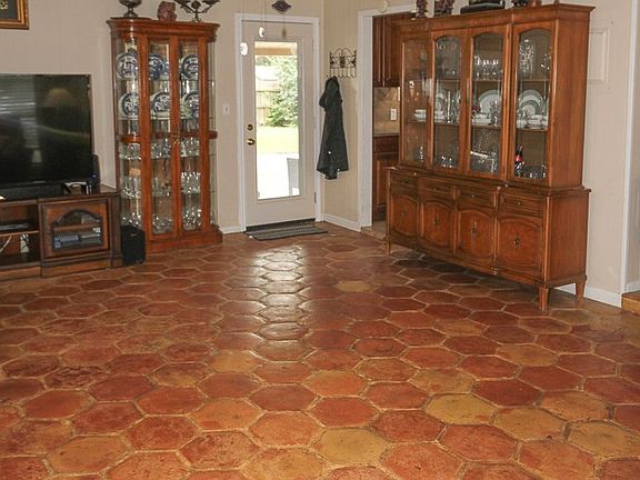5th image of 1407 Robin Ln