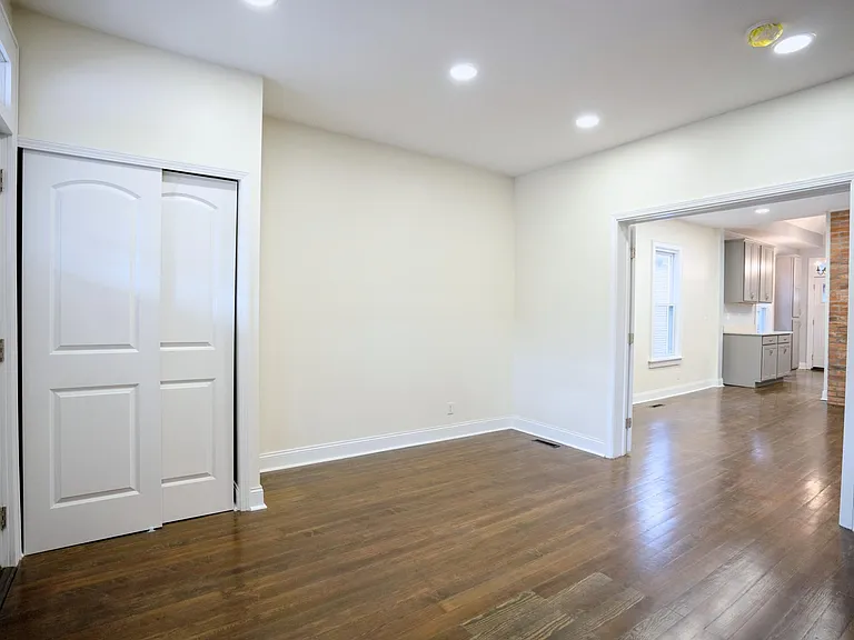142 E Maynard Ave — Photo 4