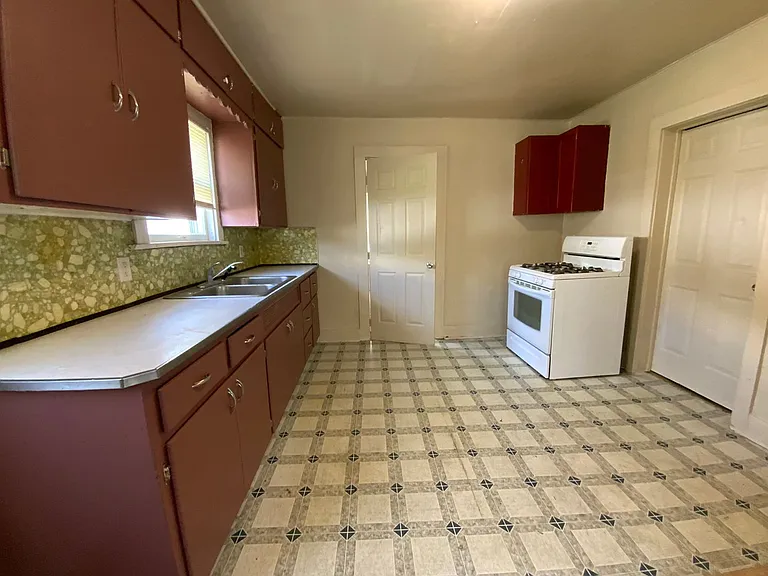 532 W 6th St — Photo 3