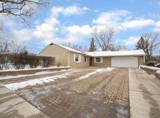 537 Redwood Rd, Bolingbrook, IL 60440