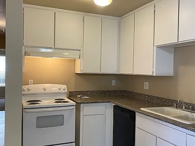 3352 N Marks Ave — Photo 2