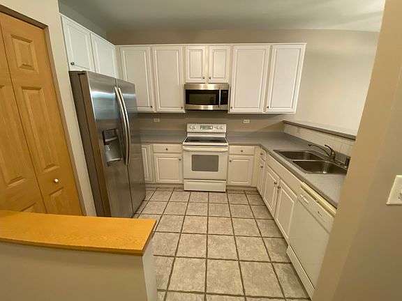 3rd image of 1272 Brookdale Dr Unit 1272