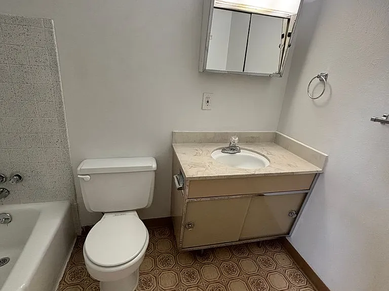 Taylor St Apartment — Photo 31